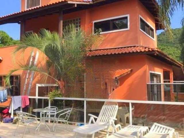 Casa à venda em Alto Ribeirão com 300 m², 3 quarto