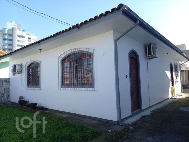 Casa à venda em Itacorubi com 96 m², 3 quartos, 1