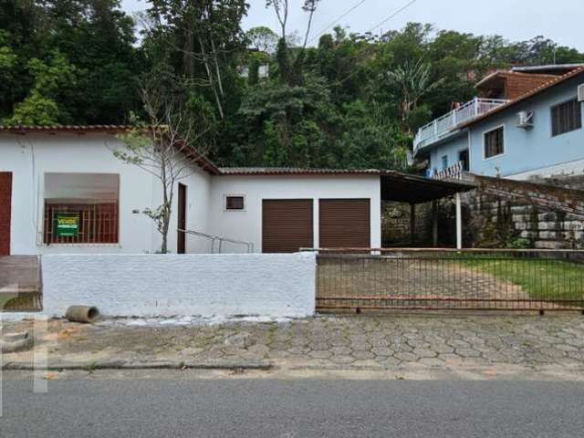 Casa à venda em Costeira do Pirajubaé com 132 m²,