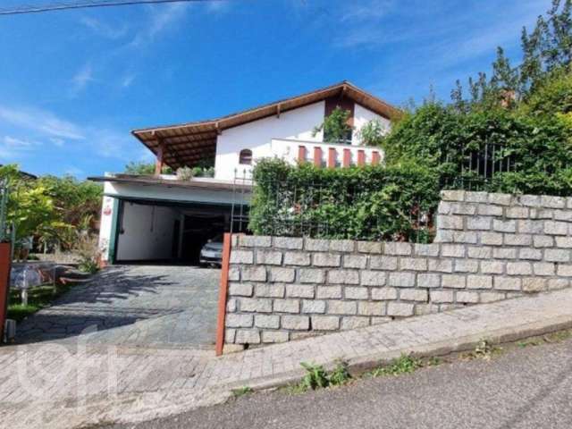 Casa à venda em Agronômica com 260 m², 4 quartos,