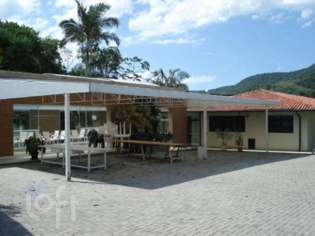 Casa à venda em Itacorubi com 600 m², 5 quartos, 2