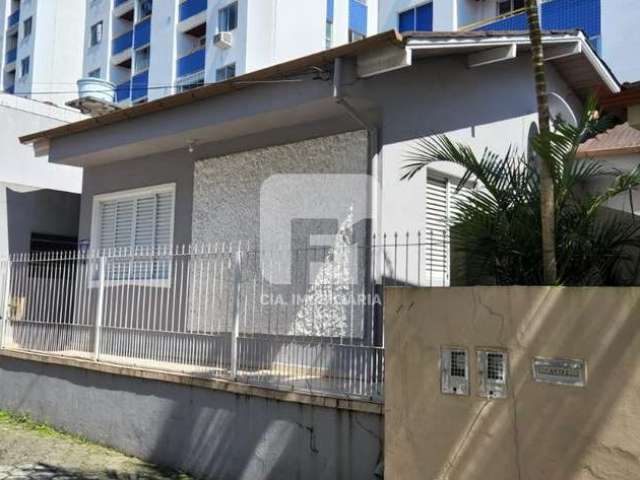 Casa de 3 dormitórios para locação na Carvoeira