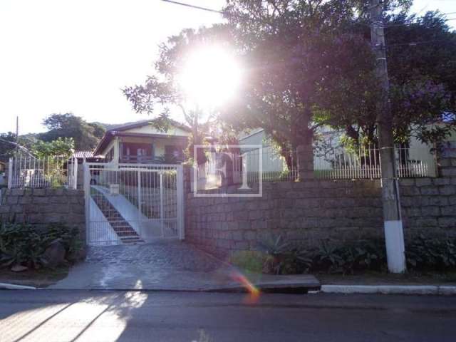 Casa á venda com 3 dormitórios no Campeche.