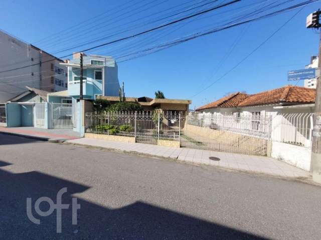 Casa à venda em Balneário com 138 m², 3 quartos, 1