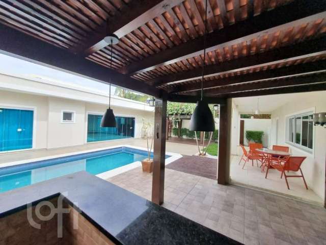 Casa à venda em Sambaqui com 517 m², 5 quartos, 3