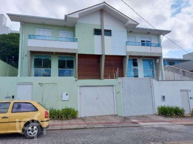 Casa à venda em Coqueiros com 157 m², 3 quartos, 1