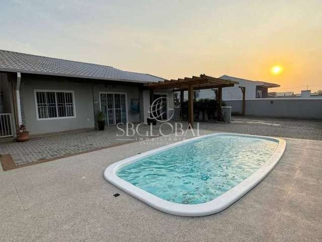 Casa com piscina e terreno de 540m² na Barra do Saí em Itapoá SC