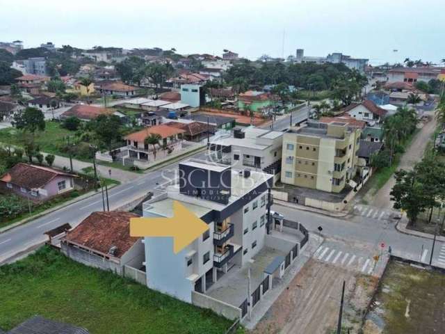 Apartamento novo no 2º andar, a poucos metros da praia