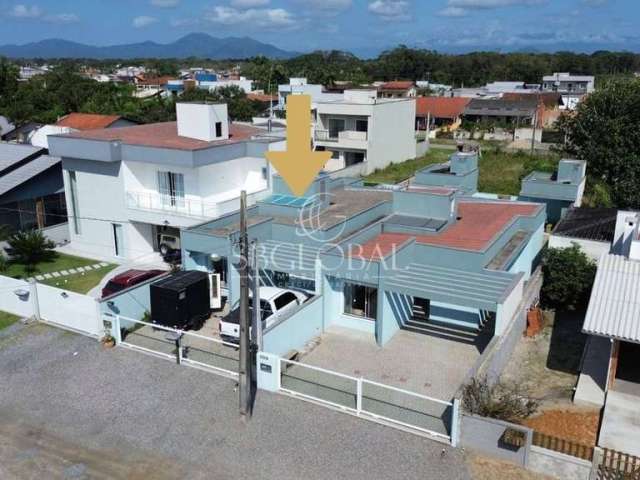 Casa com piscina e área de festas à 340 metros do mar na Barra do Saí