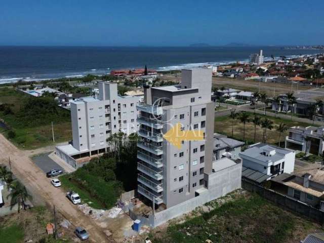 Apartamento com 03 dormitórios e próximo ao mar, prédio com elevador