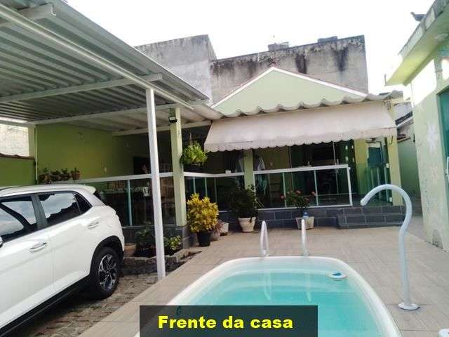 Linda casa linear em rua fechada, dois quartos, piscina e área gourmet