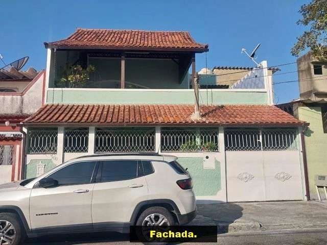 Ampla casa com piscina, terraço coberto e 3 quartos em rua fechada