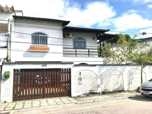 Vendo na taquara, na Rua Caviana,  casa de vila com 3 quartos, piscina.