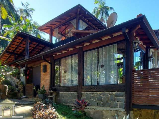 Localizado na Várzea do Bom Retiro, aproximadamente a 10 km do centro histórico de Paraty, o imóvel está rodeado pelo verde da Mata Atlântica e muita tranquilidade.