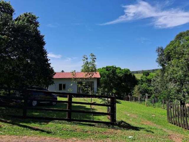 Casa Aconchegante com Grande Terreno e Vagas no Bairro Condado Del Rey