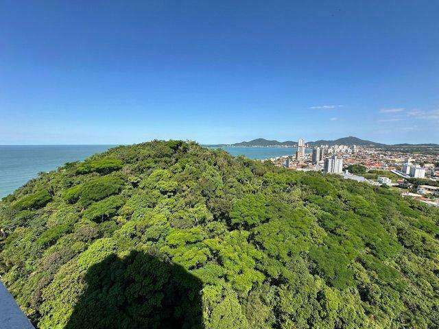 Vista mar e montanha em Penha