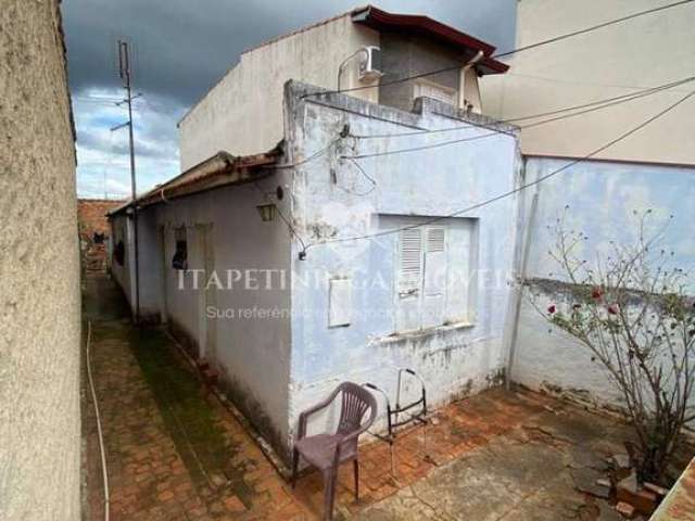 Terreno com construção para demolição no centro