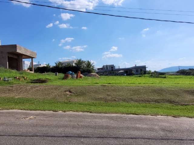 Terreno em condomínio com lago