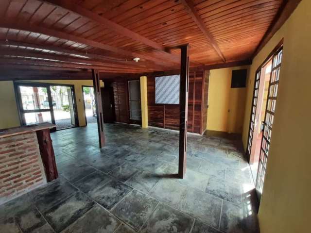 Casa Ampla de 3 Dormitórios com Suíte, Piscina e Garagem no Bairro Areal