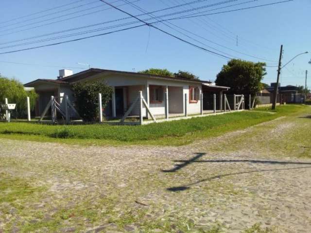 Linda Casa em terreno de esquina