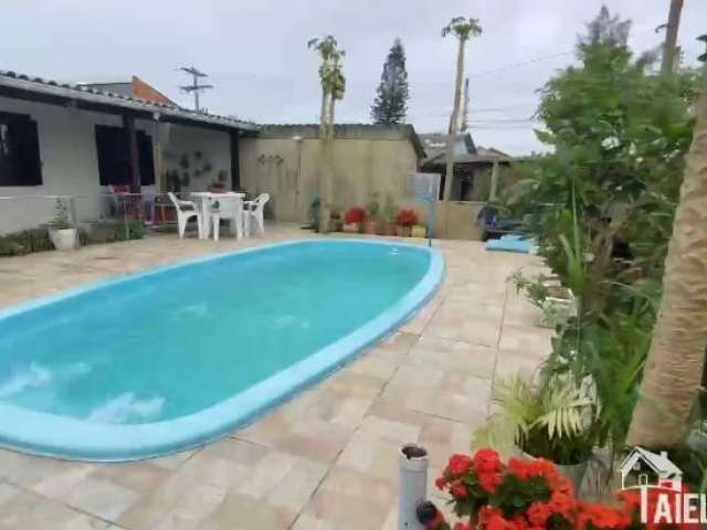 Casa com 3 Dormitórios, Espaço Gourmet com Churrasqueira e Piscina na Praia de Cidreira/RS