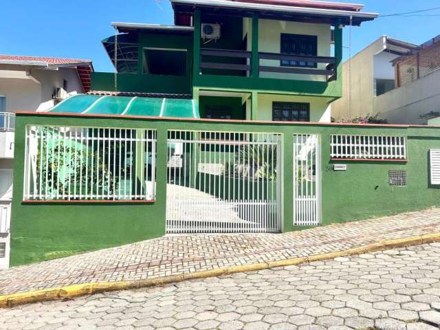 Casa com excelente localização, à 500m da praia de Zimbros - Bombinhas