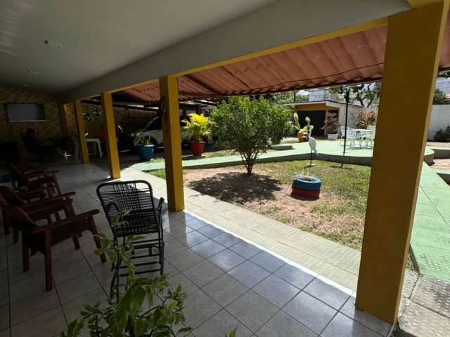 Casas com 3 quartos , 3 banheiros; vaga para 4 carros , área para fazer piscina.