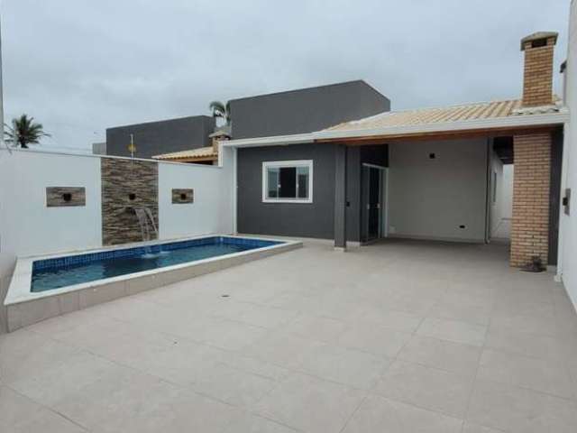 Linda casa com quintal espaçoso, localizada no bairro Jd. São Fernando-Itanhaém/SP.