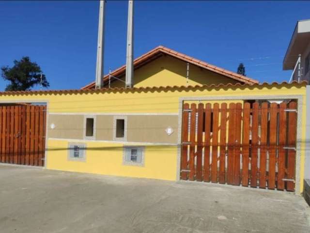 Casa localizada lado serra, no bairro jd. magalhães- itanhaém/sp.