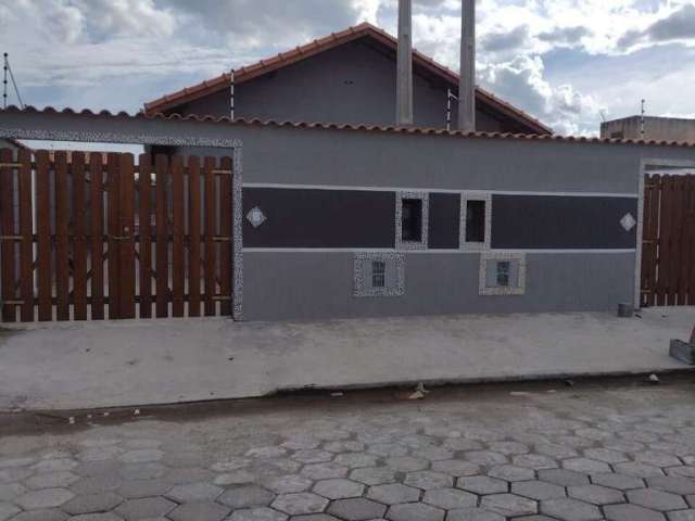 Oportunidade de geminada, localizada lado serra, no bairro jd. magalhães-itanhaém/sp.