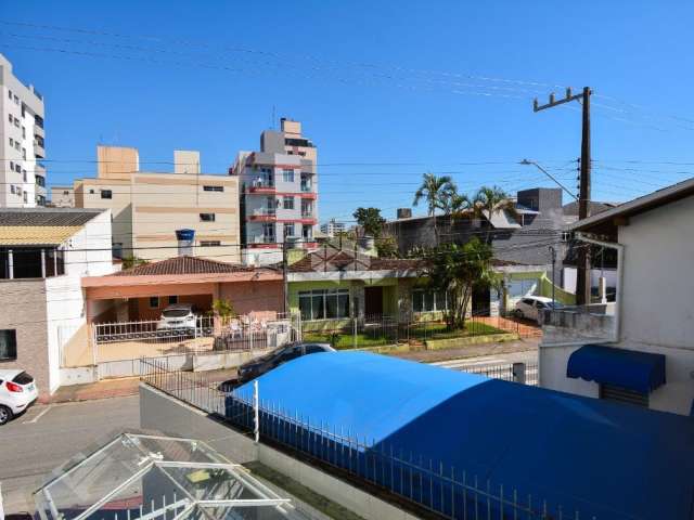 Apartamento de 2 quartos com terraço no Balneário Estreito