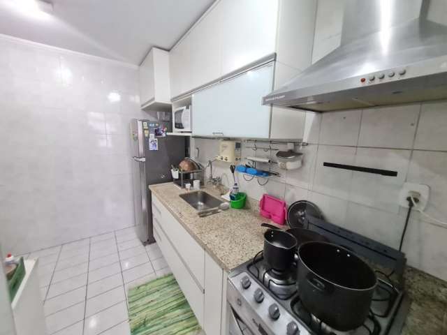 Apartamento bem localizado no Bairro de Perdizes, com armários embutidos, cozinha ampliada com armários e quarto de empregada, andar térreo.