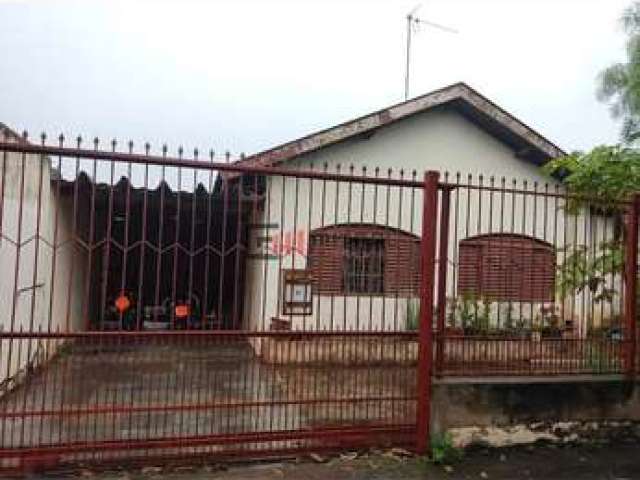 Casa localizada em um bairro tranquilo e tradicional. Possui uma edícula  com sala, cozinha, quarto