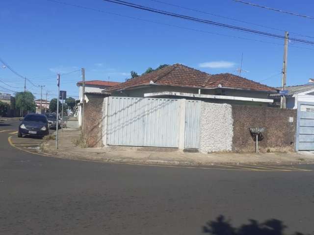 Casa de esquina à venda. Ponto residencial ou comercial.