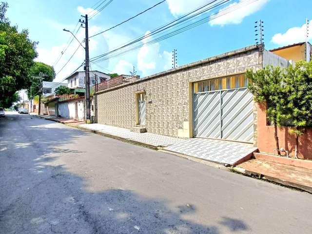 CASA no Japiim. 150m² const., 3 qts/1 ste e 1 semi, área de serviço  e  ate 3 vgs cobertas