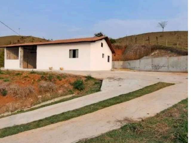 Com 12.000m² de terreno DUAS CASAS