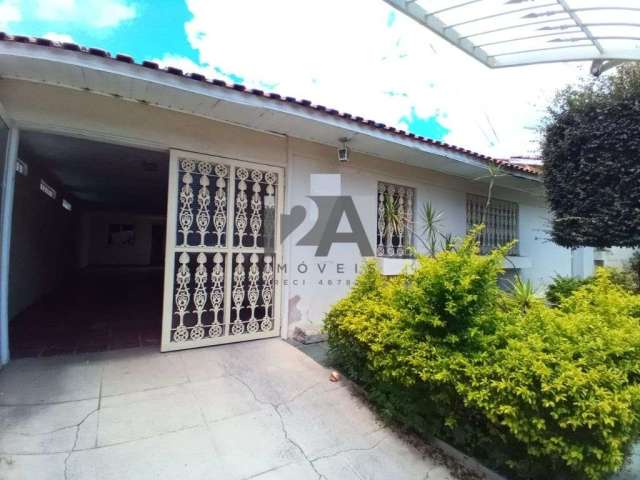 Casa  térrea com 3 dormitórios e 2 banheiros, 4 vagas