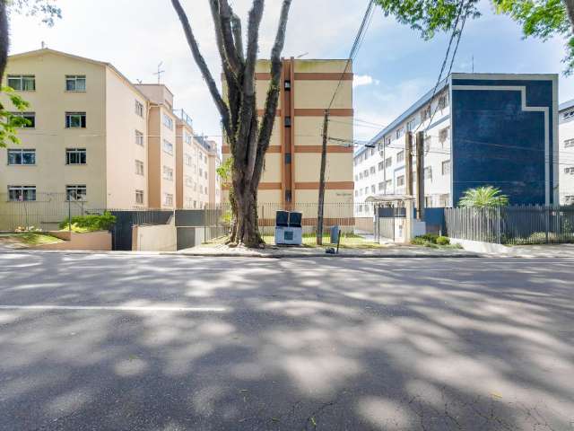 Excelente apartamento à venda no bairro Bacacheri em Curitiba-PR, com 3 dormitórios, sendo 1 suíte, e 2 banheiros.