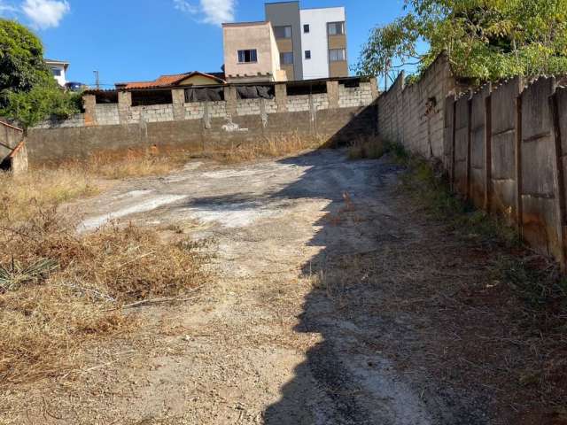 Vende-se  lote com casas no centro.