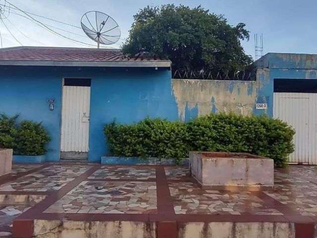 Vendo casa grande para reformar.