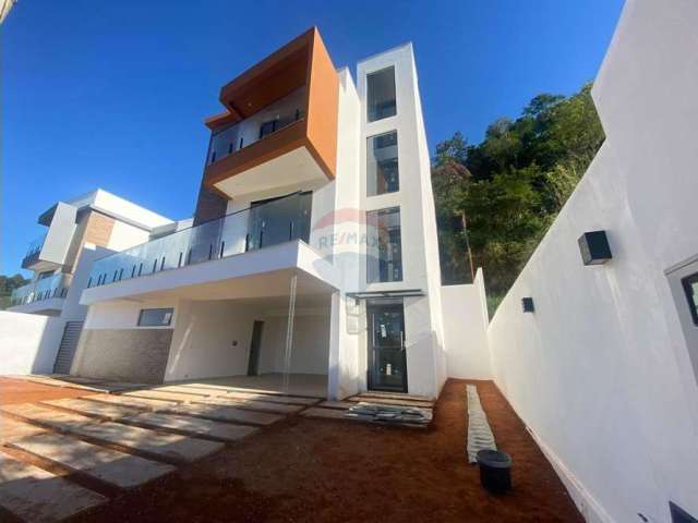 Casa Alto Padrão com Elevador no Condomínio Pedras Altas próximo Aeroporto e Estádio: 4 Suítes, Piscina, Vista Panorâmica - Juiz de Fora MG