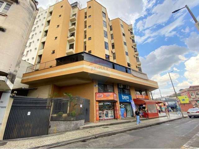 Excelente apartamento quarto e sala no Centro de Juiz de Fora com elevador e vaga de garagem