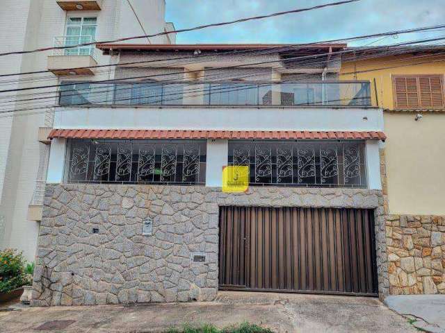 Casa duplex, com 5 quartos (1 suíte), e garagem para 2 carros, no Jardim Laranjeiras, próximo ao Cascatinha.