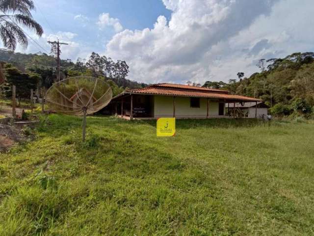 Granja toda plana, com 3.000m², e casa de telhado colonial de 3 quartos, no Granjeamento Varginha (BR-040 - Km 780).