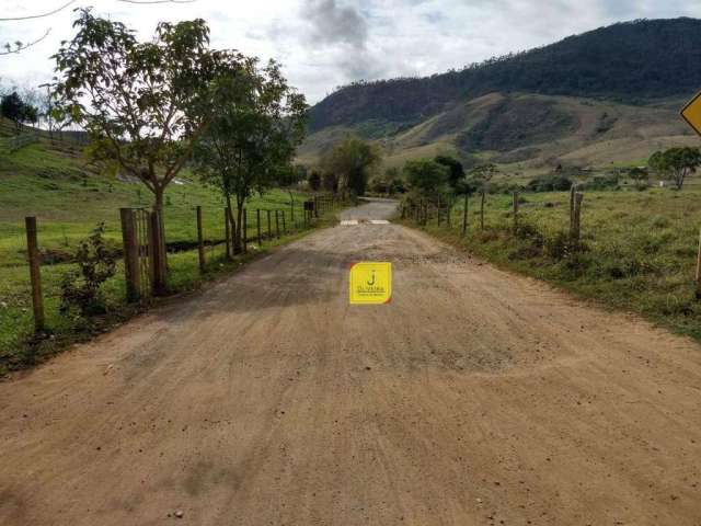 Granja toda plana, com 1.000 m², nos Cordeiros (estrada da Lagoa), à 5 minutos de carro do Expominas (Km 790 da BR-040).