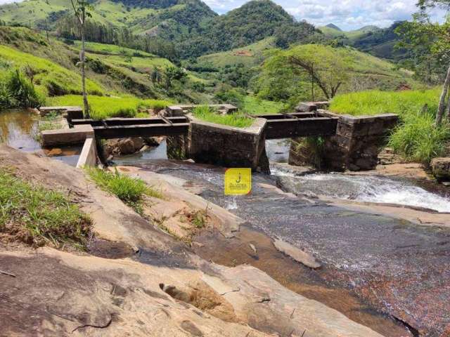 Excelente sítio, com aproximadamente 25.000m², dentro do Condomínio Triquedas, à 5 Kms antes de Coronel Pacheco.