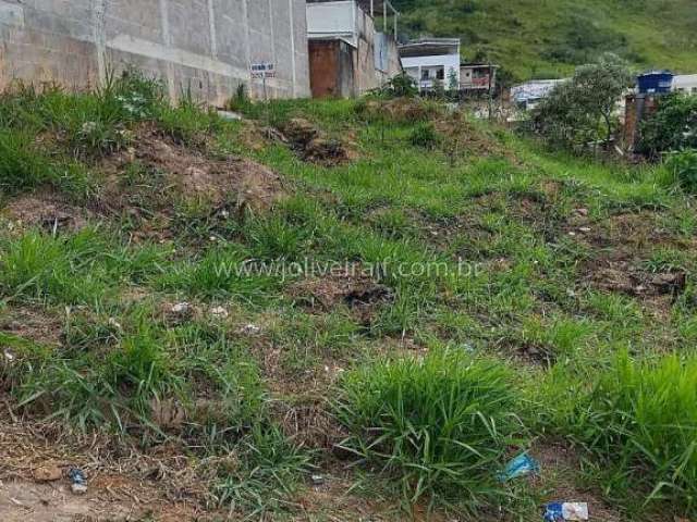 Excelente Terreno de esquina, c/ frente p/ duas ruas, no Bairro Bom Jardim, pronto para construir.