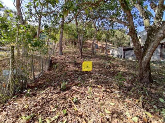 Excelente granja (só terreno), pertinho da portaria, com 1800m², no Condomínio Rural Fazendinha de Valares.