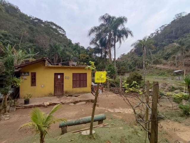 Baixou de preço, agora 350 mil - Sítio c/ 9,4 hectares em Monte Verde, c/ 2 casas simples, 2 açudes, riacho, energia Cemig, muita água, e mata virgem.