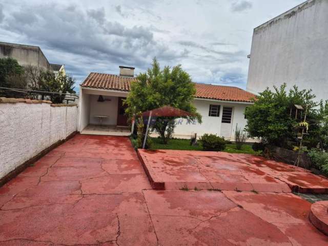 Casa à venda em Curitiba-PR, Jardim das Américas: 3 quartos, 1 sala, 1 banheiro, 3 vagas de garagem. Imperdível!